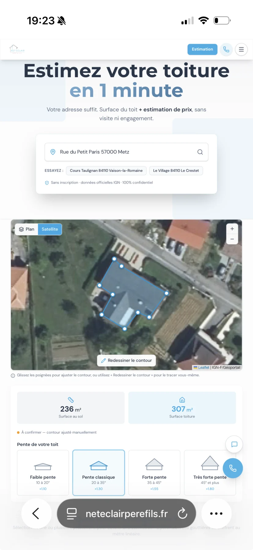 Module « Estimez votre toiture en 1 minute » sur téléphone : champ d'adresse, contour du toit tracé sur vue satellite, surface au sol et surface de toiture indicatives, puis choix de la pente.